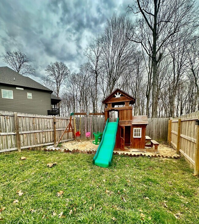Building Photo - Pet Friendly Three Bedroom with Bonus!