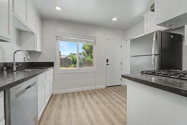Building Photo - 1258 Rosemary Ln