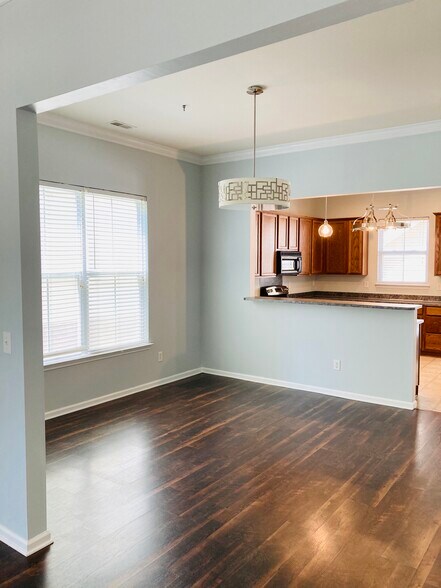 Dining area with lots of light - 133 Kensington St