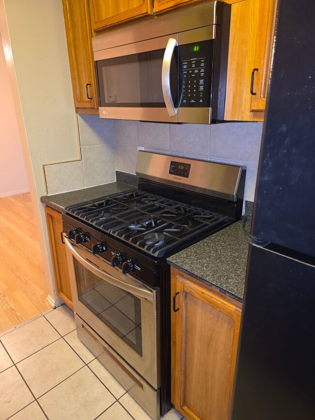 Building Photo - 3704 Sapphire Dr