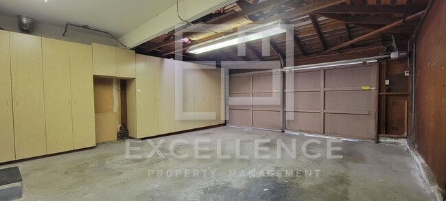 Building Photo - Spacious 5/3 Home With Fully Updated Kitchen, Over 2500SF of Space, Pets Negotiable