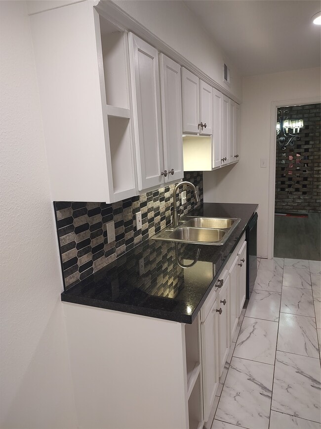 Building Photo - 13150 Trail Hollow Dr