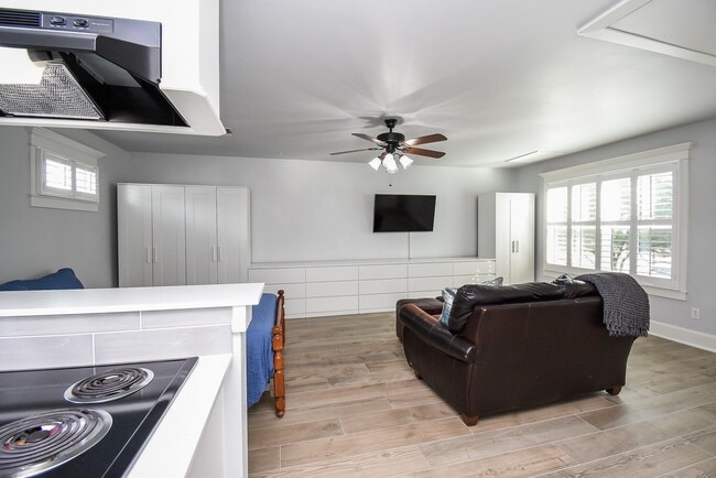 Building Photo - 1349 Heights Blvd