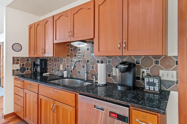 Building Photo - 7755 Cully Ln