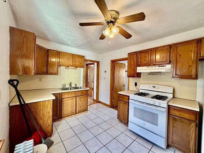 Building Photo - 156 Main St