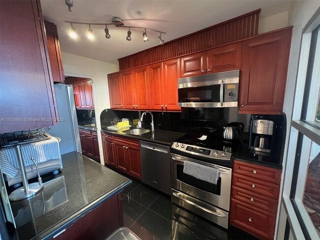 Building Photo - 100 Lincoln Rd