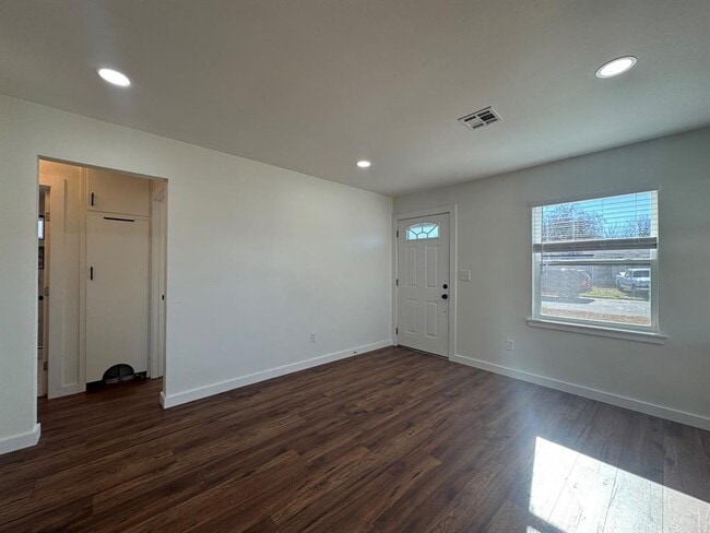 Building Photo - 809 Proctor Pl