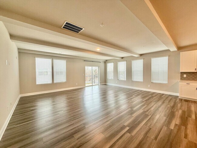 Building Photo - **OFFERING FIRST MONTH'S RENT FREE, $200 MOVE IN PROMOTION & REFUNDABLE APPLICATION FEES** New Co...