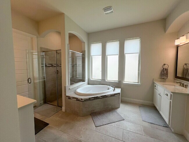 Building Photo - 5 Bed | 5 Bath | 3-Car Garage | 4,054 Sq f...