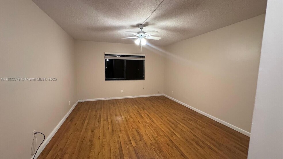 Building Photo - 227 Lakeview Dr