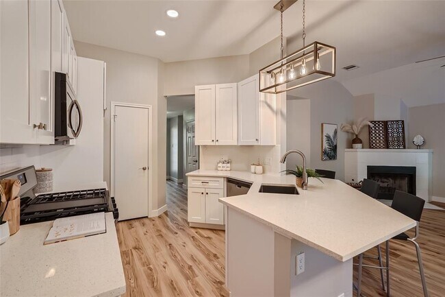 Building Photo - 1701 Hollow Tree Blvd