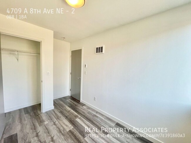 Building Photo - Modern Townhome with ROOMS Available in Un...