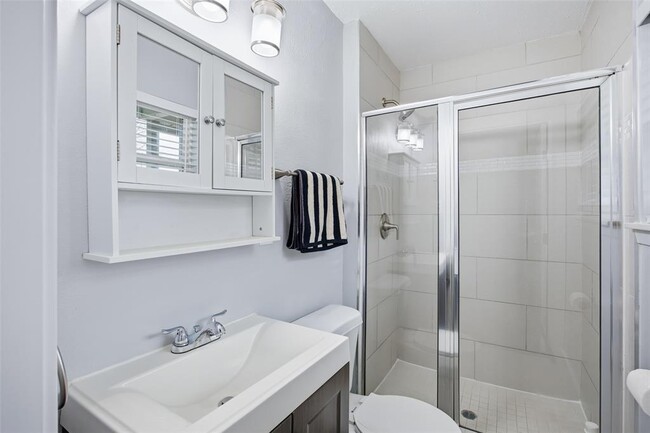 Building Photo - 4810 Creekwood Rd