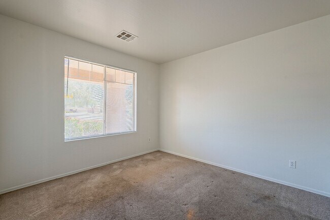 Building Photo - 4 Bedroom home for rent