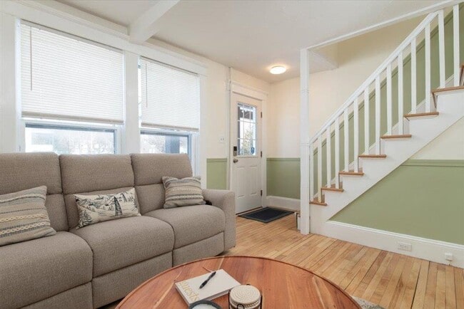 Building Photo - 122 Oak St