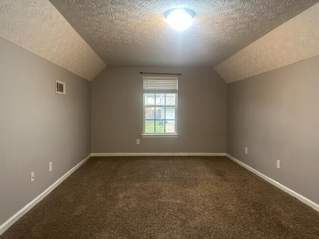 Building Photo - 9 Oakwood Dr