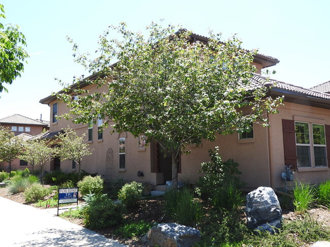 Building Photo - Enclosed Private Patio!