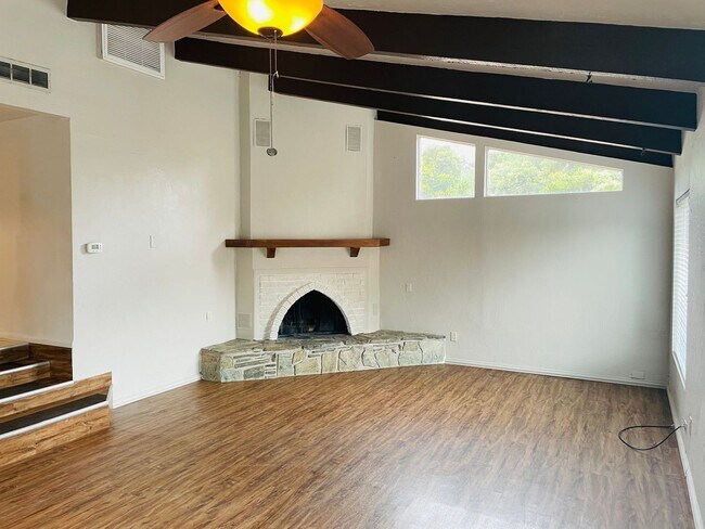 Building Photo - 50 Chaparral Dr