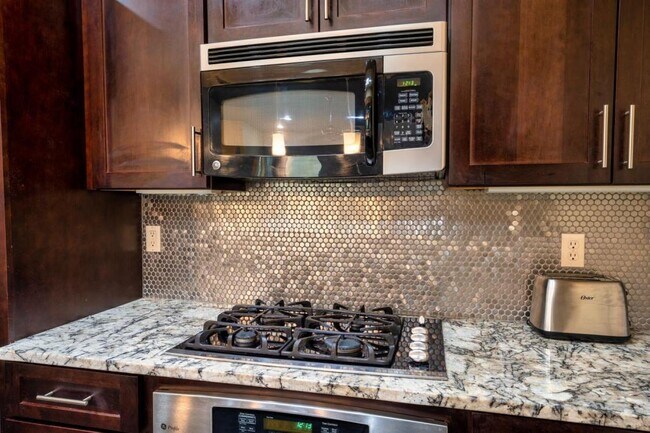 Building Photo - 2010 E 1st St