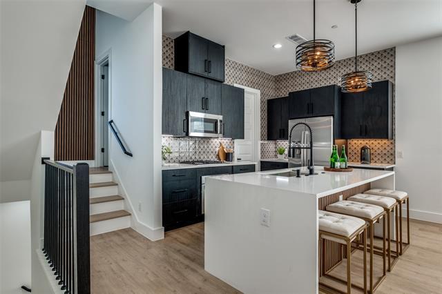 Building Photo - 723 W 10th St