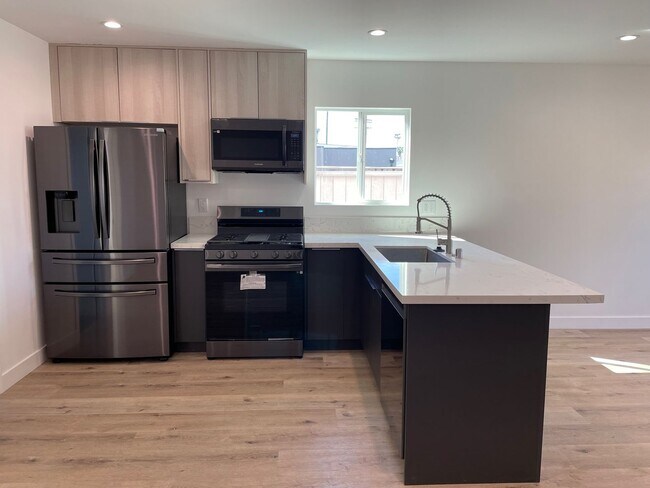 Building Photo - ALL OCTOBER FREE! Spacious 3 Bedroom 3.5 B...