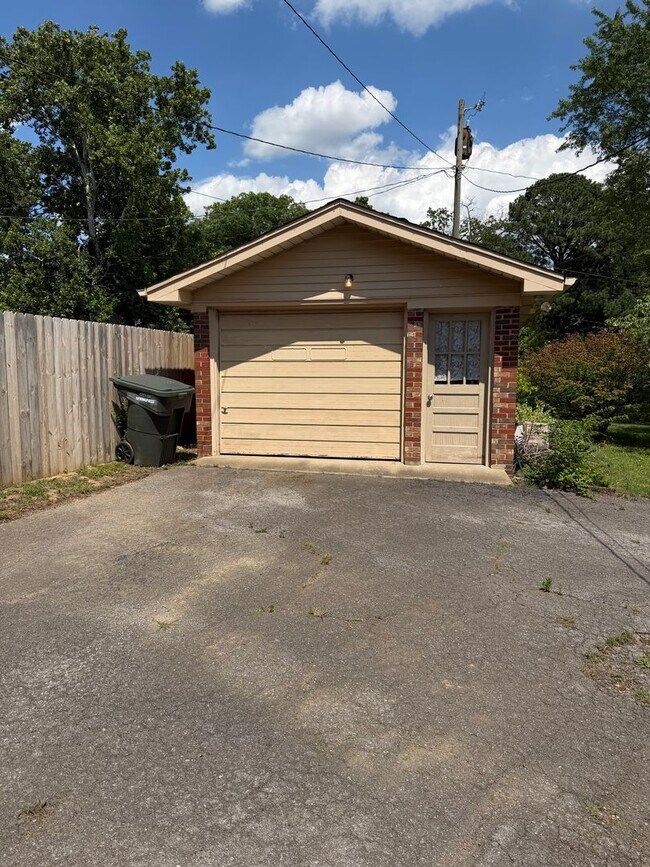 Building Photo - Charming 3-bedroom,1-bath home w/Detached garage for rent in Springfield, Tennessee.