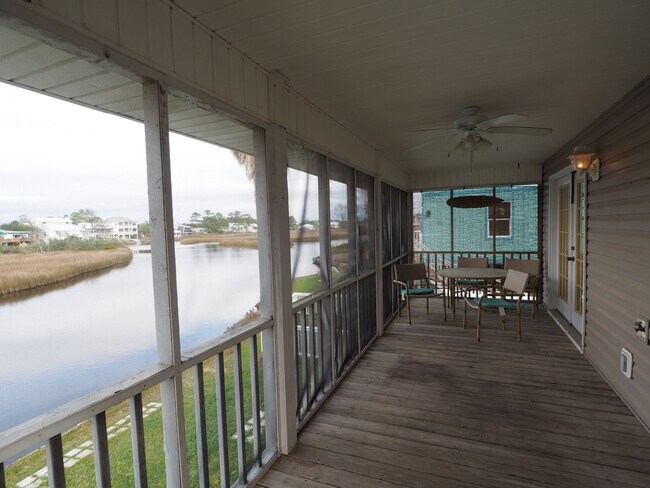 Building Photo - Gorgeous water views just blocks from the ...