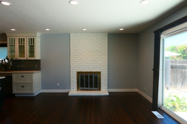 Building Photo - 4 bedroom 2 bath! Forced air, hardwood flo...