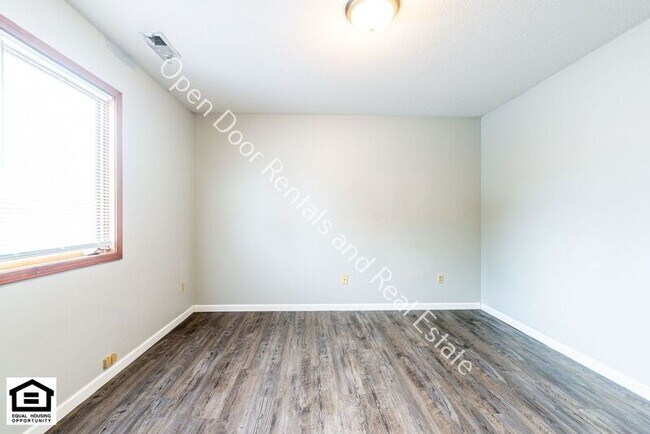 Building Photo - 1420 Flagstone Dr