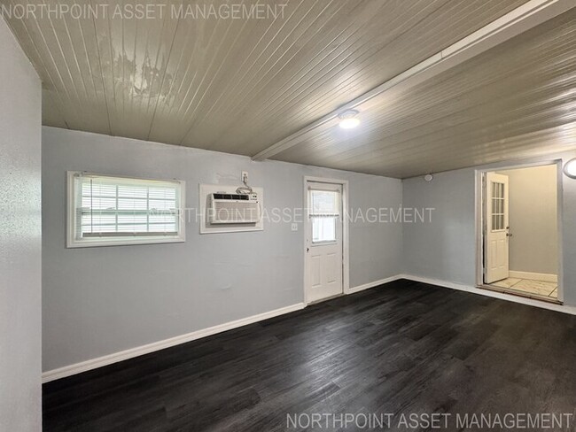 Building Photo - 2 Spacious Bedrooms and 2 Modern Bathrooms...