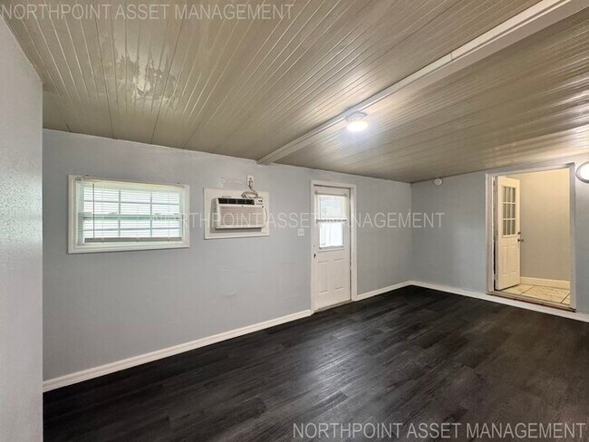 Building Photo - PRICE REDUCED FOR QUICK MOVE IN!! 2-2 Home plus 1 bed-1 bath Mother in Law Suite!