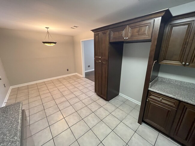 Building Photo - Charming updated 3 bedroom, 2 bath home in...