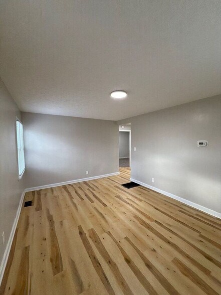 Building Photo - 3005 Linwood Ave