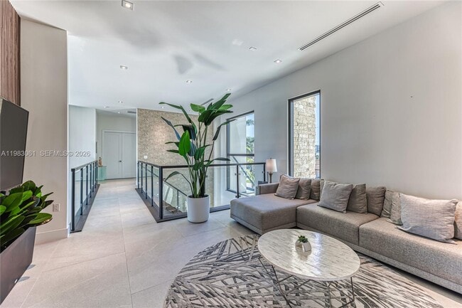 Building Photo - 2817 NE 35th St