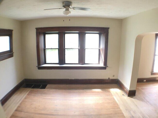 Building Photo - 469 Rhodes Ave