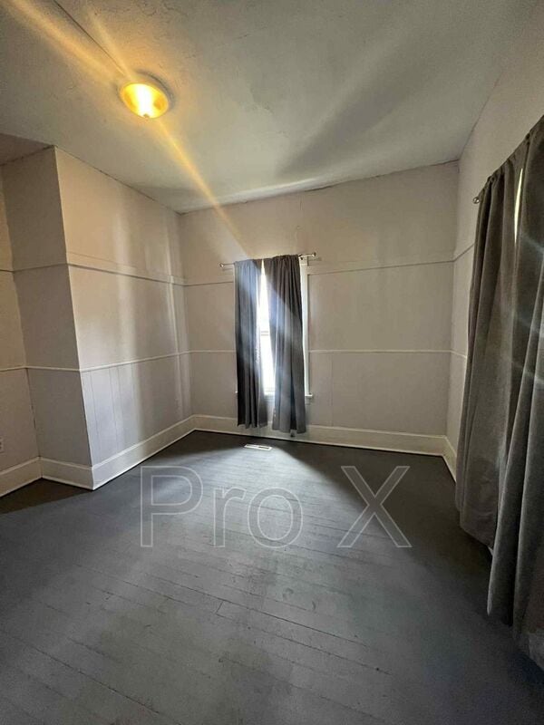 Building Photo - 2628 E 8th St