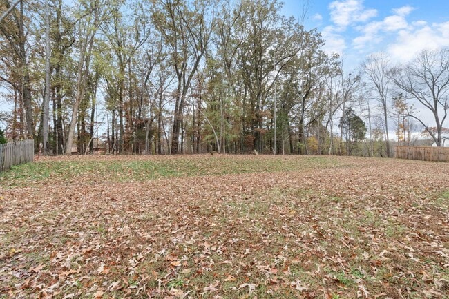 Building Photo - Pet Friendly Three Bedroom!