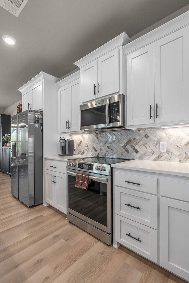 Building Photo - Modern Living: Spacious 5 Bed, 2 Bath Home...