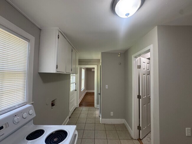 Building Photo - Narrow Lane Home