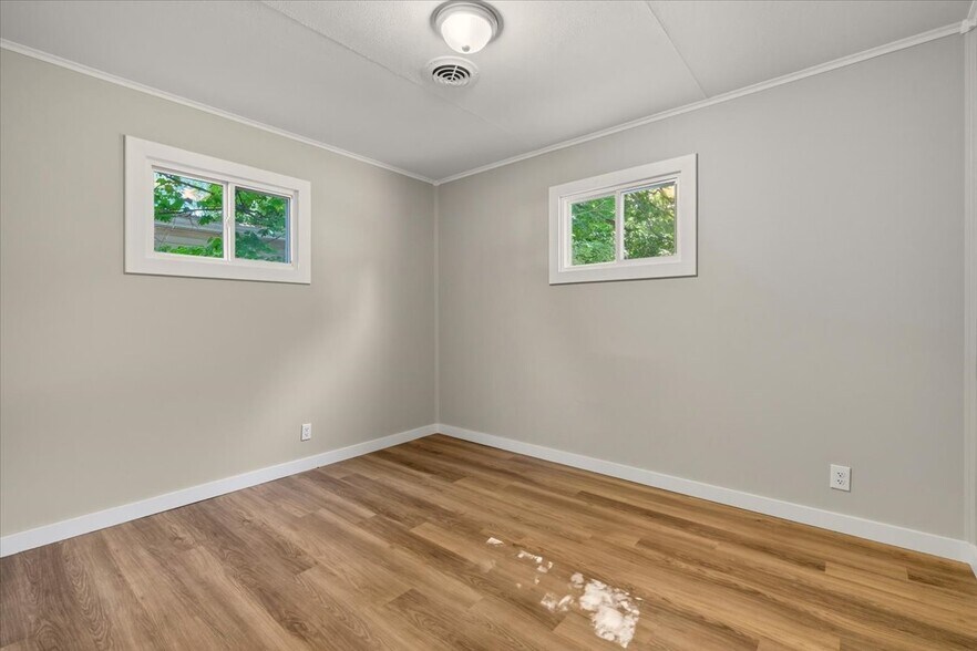 Building Photo - 710 E Chestnut St