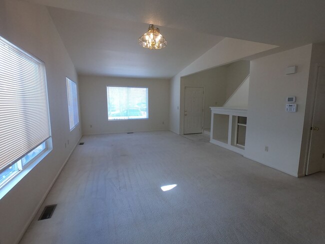 Building Photo - Bright open floor plan