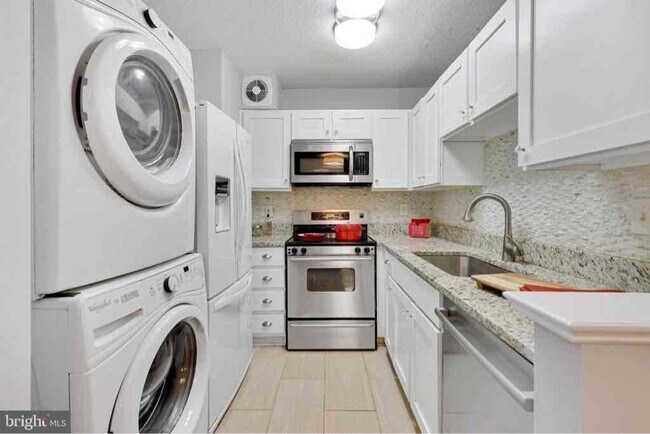 Building Photo - 900 N Stafford St