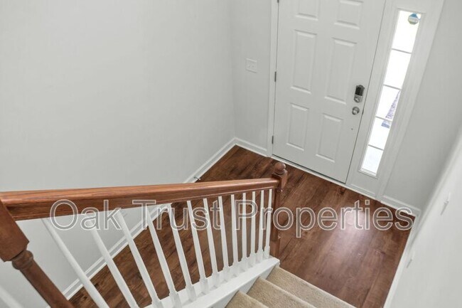 Building Photo - 821 Redbud Ln