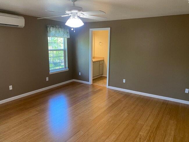 Building Photo - Spacious 3-Bedroom, 2.5-Bath Townhouse In ...
