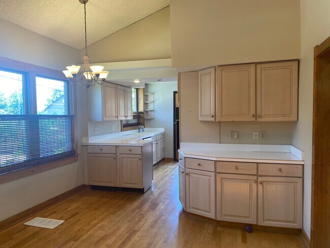 Building Photo - 1491 S York St