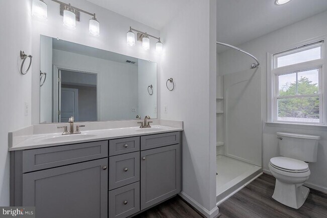 Building Photo - 102 Coralyrose Ct