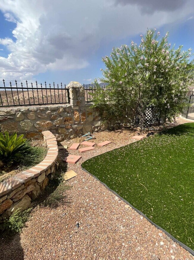Building Photo - "Charming El Paso Oasis: 3-Bedroom Retreat...