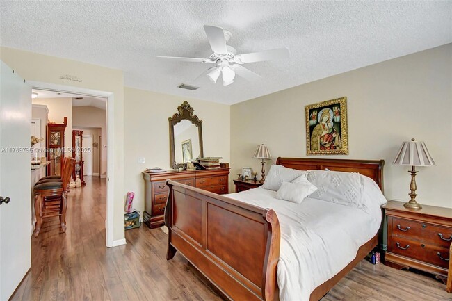 Building Photo - 303 E Riverbend Dr