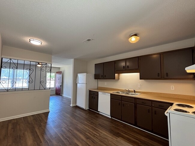 Building Photo - 1313 Ireland Dr