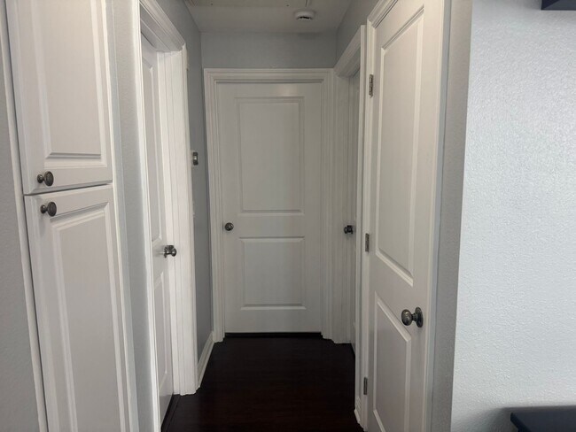 Building Photo - Renovated 1BR in Long Beach – New Appliances, Big Balcony, Steps from Downtown